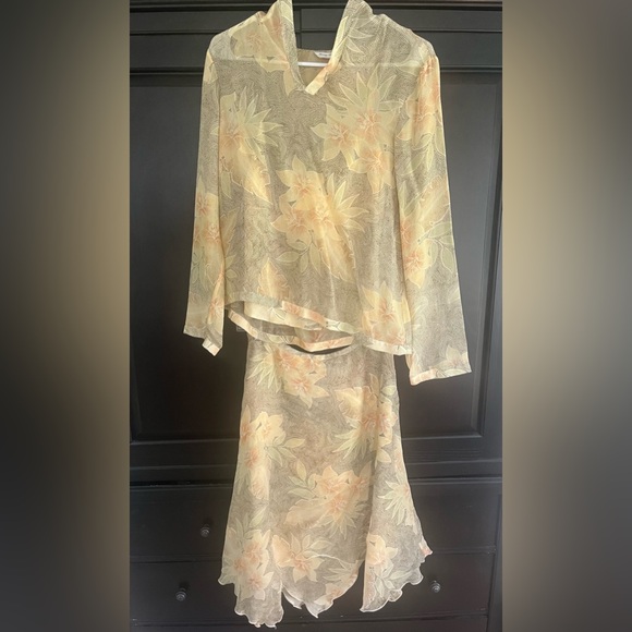 Women’s Size Small Tommy Bahama, Silk cocktail party /beach party skirt set - Picture 3 of 6